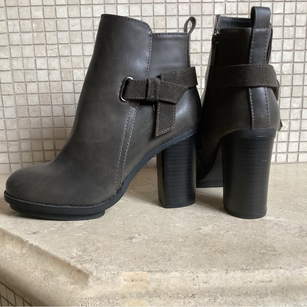 🩵NWOB🩵 CHARCOAL GRAY ANKLE BOOTS BLOCK HEEL SIDE ZIPPER NEW SIZE 6